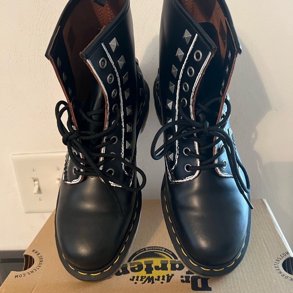 Excellent Condition Dr. Martens with box - Picture 3 of 8